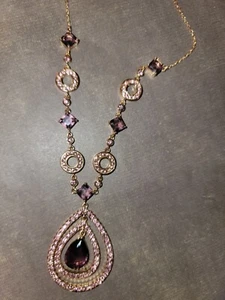 Collar Lágrima Avon Púrpura Look of Fine Forever seleccionado por Paula Abdul - Imagen 1 de 5