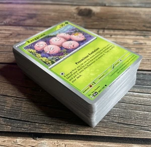 Pokémon Surging Sparks Parcialmente Completo NO HOLO Starter Base Set x100 *Nuevo - Imagen 1 de 2