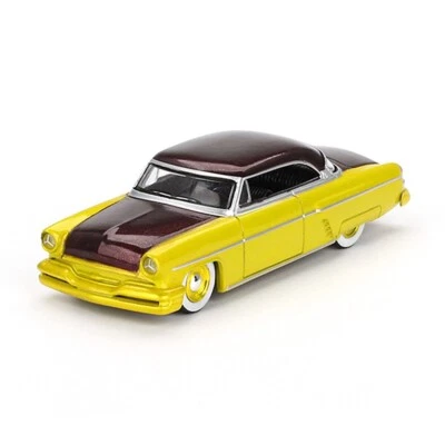 Mini GT 1:64 Diecast Model Car 1954 Lincoln Capri Custom Hot Rod Lime Yellow - Изображение 1 из 3