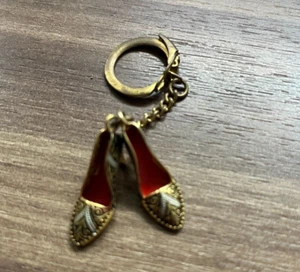 Vintage Ornate High Heel Shoe Keychain – Elegant Gold & Red Metal Souvenir - Picture 1 of 6