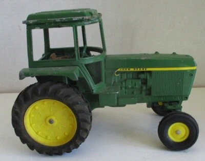 Tractor de juguete John Deere de la década de 1980 de Ertl con bujes de rueda trasera de plástico Foto 1 de 4