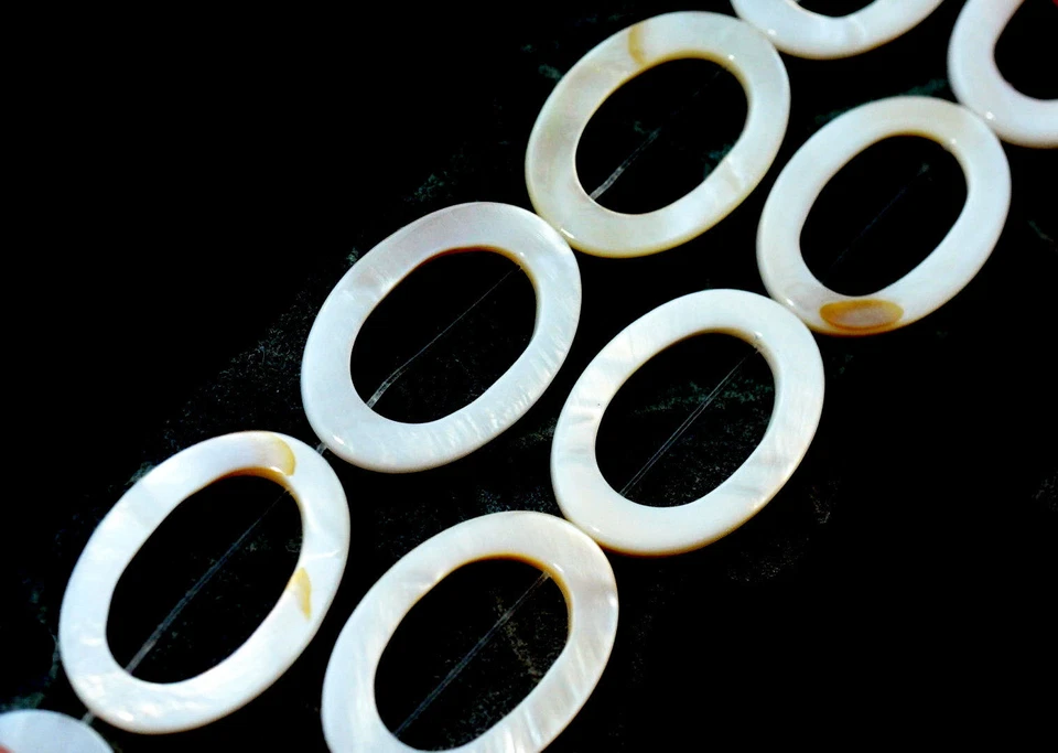 V1-05 - 35x25 MM PERLMUTT OVALE STRANG MIT AUSSPARUNG - Bild 1 von 1