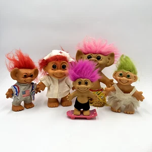 Bambole Troll Russ Vintage - Set di 5 - da 5" a 8" - Abiti a tema - Foto 1 di 8