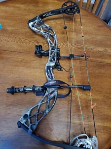 Bowtech Carbon Icon Camo Compound Bow Package! RH 60-70lb. 26.5-30" - Picture 1 of 11