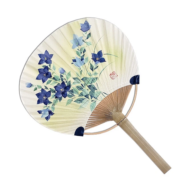 Abanico plano japonés Uchiwa mango de bambú azul patrón de flores Kikyo Foto 1 de 1