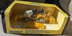 NUEVO Juego de tractor de césped y jardín Ertl Cub Cadet 1/16 diecast y réplica de plástico - Imagen 1 de 3