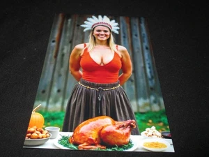 NAHAUFNAHME VON NIEDLICHEM BLONDEM MODEL POSIERT IN TIEF AUSGESCHNITTENEM ORANGEFARBENEM TOP-DEKOLLETÉ FOTO - Bild 1 von 1