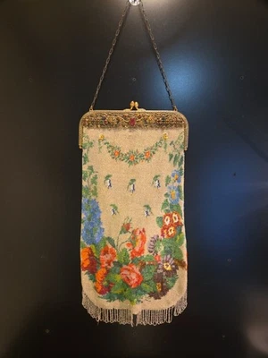 Cartera/bolso de mano francés antiguo vintage con micro cuentas de 1900 con solapa. Foto 1 de 4