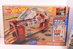 MATTEL HOT WHEELS TRACK BUILDER STUNT BRIDGE KIT W / 5 FREE CARS DWW97 - Picture 1 of 12