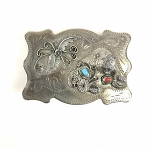 Hebilla de cinturón nativo americano con detalles de turquesa y coral rojo, oso y pluma - Imagen 1 de 4