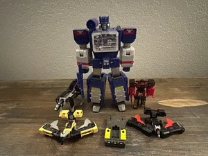 Transformers Generations Titans Return Soundwave + Cassettes - Picture 1 of 2