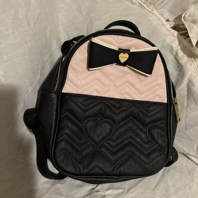 Mochila Cartera Besty Johnson Rosa y Negra Con Lazo Patrón Corazón  Foto 1 de 4