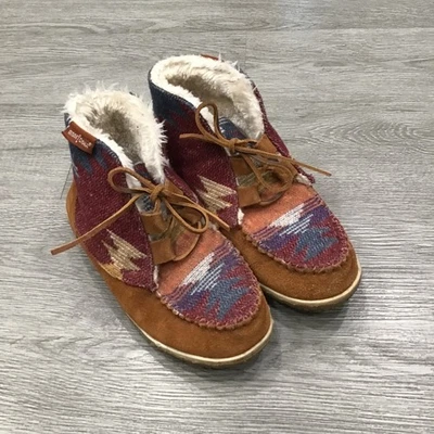 Zapatilla botín con cordones forrada de piel sintética Minnetonka Torrey para mujer 6 mocasines acogedores Foto 1 de 4