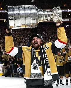 Foto Mark Stone Lifting the Stanley Cup Vegas Golden Knights 8x10 NHL - Imagen 1 de 1