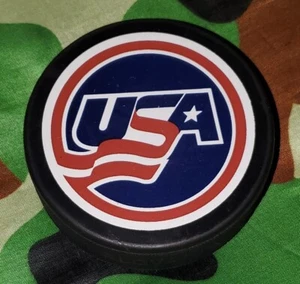 EQUIPO EE. UU. 🇺🇸 DISCO DE HOCKEY OFICIAL VINTAGE VEGUM MFG. HECHO EN ESLOVAQUIA 🇸🇰  - Imagen 1 de 8