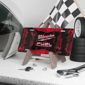 Placa de matrícula de tocador de combustible Milwaukee negra y roja impulsada para superar - Imagen 1 de 8