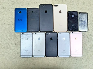 Lotto 11 Telefoni Smartphone - Apple e HTC - VENDUTI COSÌ COME SONO / ROTTI / PER RICAMBI - Foto 1 di 12