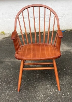 Sillones Winsor de madera de cerezo Foto 1 de 4