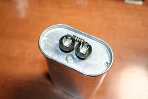 GE Capacitor 400V AC 60 HZ 24 UF Protected P724 16-24060 RM107 90C E - Picture 1 of 3
