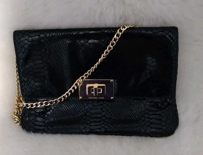 Bolso sin asas de noche de cuero en relieve de pitón negro esmaltado Michael Kors Foto 1 de 4