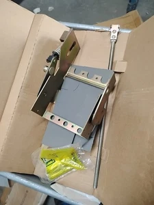 SQUARE D 9422RN1 CIRCUIT BREAKER OPERATING MECHANISM SER B - Picture 1 of 2