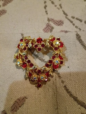 Broche corona corazón Navidad de lujo con cristales rojos y pedrería Foto 1 de 2