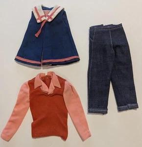 Lotto 25 pezzi vestiti bambola Barbie Tammy Pepper vintage misti * etichette - Foto 1 di 24
