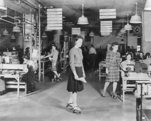 Büroangestellte auf Rollschuhen Vintage 8x10 Nachdruck des alten Fotos - Bild 1 von 1