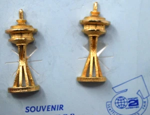 Pendientes vintage con clip de recuerdo de la Feria Mundial de Seattle, respaldo de tarjeta original - Imagen 1 de 3