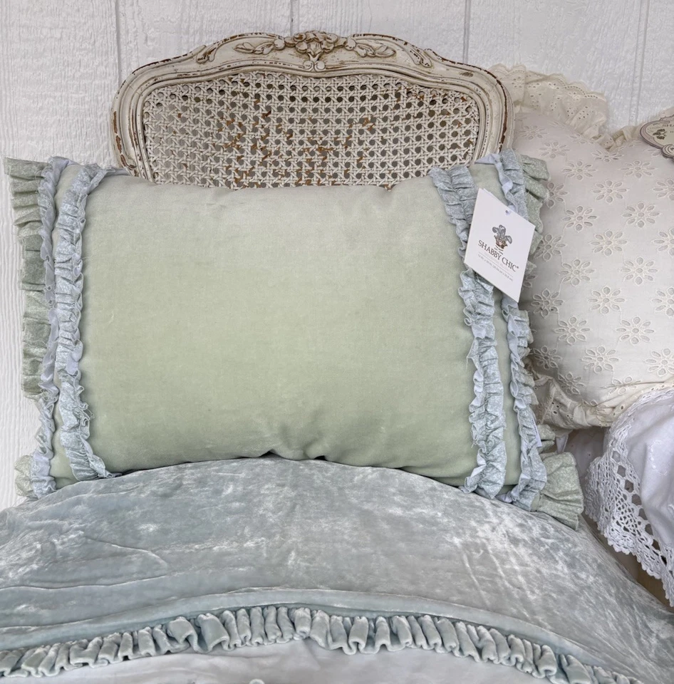Almohada de terciopelo decorativa Shabby chic 14” x 20” Rachel Ashwell Foto 1 de 4