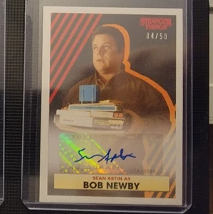TOPPS STRANGER THINGS SEAN ASTON come BOB NEWBY AUTOGRAFO 4/50 - Foto 1 di 1