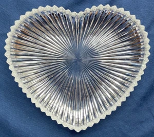 Heart Shaped Heavy Glass Scalloped Trinket Tray/ Candy Dish Clear - Imagen 1 de 2
