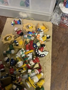 Pequeños adornos antiguos de madera artesanales - Imagen 1 de 17