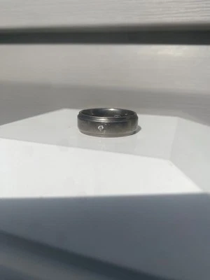 Anillo de titanio para hombre talla 16 con diamante pequeño necesita un buen pulido Foto 1 de 2