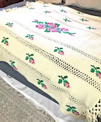 Винтажное домашнее стеганое одеяло с розами и тюльпанами крючком 62x58 дюймов 1970-е - Изображение 1 из 4