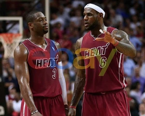 Foto de baloncesto de la NBA Dwyane Wade y LeBron James discutiendo juegos Miami Heat 8x10 - Imagen 1 de 1
