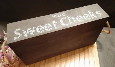 Caja organizadora de almacenamiento de madera para baño, tanque de inodoro Hello Sweet Cheeks gris 13" Foto 1 de 3