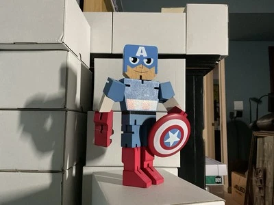 Figura de acción de juguete de madera de 8" posable Marvel Comics Capitán América (Game Stop)  Foto 1 de 4