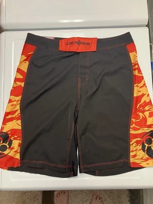 Pantalones Cortos de MMA Clinch Gear Para Hombre Talla 36 Rojo Llamas/Naranja/Amarillo sobre Negro Foto 1 de 4