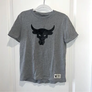 Camiseta Under Armor Project Rock para niñas talla SM - Imagen 1 de 5