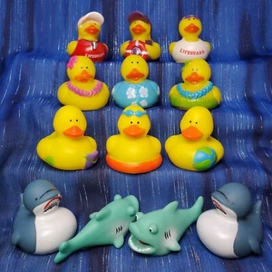 Fun Flock! 12 Patos de Goma Semana Tiburón Salvavidas Playa Fiesta Luau NUEVO - Imagen 1 de 5