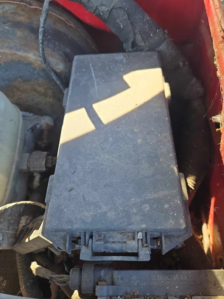 Engine Fuse Box FORD PICKUP F150 00 01 02 03 04 - Image 1 of 1