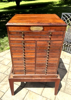 Antiguo gabinete de archivo plano con encimera de 28 cajones formas legales fotos monedas estampillas Foto 1 de 4