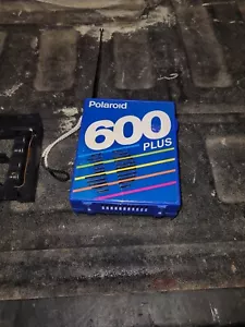 Polaroid 600 Plus pellicola colore istantanea blu AM FM radio portatile funzionante vintage anni 80 - Foto 1 di 10