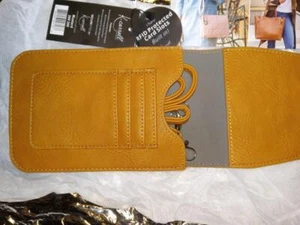 Tracolla K. Carroll Harper RFID protetta stile sicuro ecopelle senape - NUOVA - Foto 1 di 3