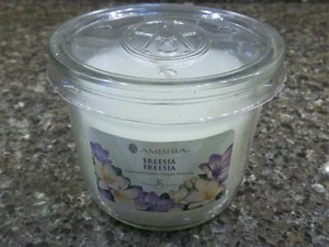 Neu AMBRIA duftende KERZE Duft ist FREESIA Größe 4 Unzen Glas ~ SEHR SELTEN! - Bild 1 von 4