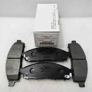 GENUINE MITSUBISHI 4605A284 PAD SET FRONT BRAKE PAJERO MONTERO L200 - Picture 1 of 8
