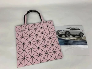 Bobao Issey Miyake rosa Prisma Schultertasche Beuteltasche 13,4 Zoll x 13,4 Zoll Outlet neu mit Etikett - Bild 1 von 7