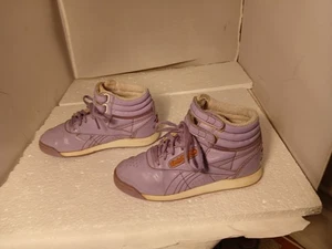 Vintage Reebok Freestyle Hi lila kleine Mädchen Turnschuhe Größe 1,5 US / 1 UK / 32 EUR - Bild 1 von 13