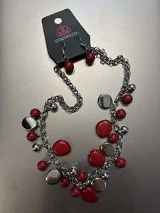 Conjunto de joyas paparazzi...collar y pendientes. Tono plateado con detalles de piedra roja. - Imagen 1 de 1